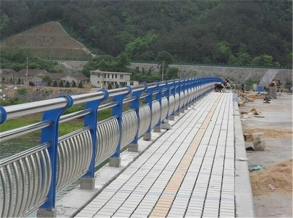 渝中不锈钢桥梁护栏的特性及其在现代建筑中的应用